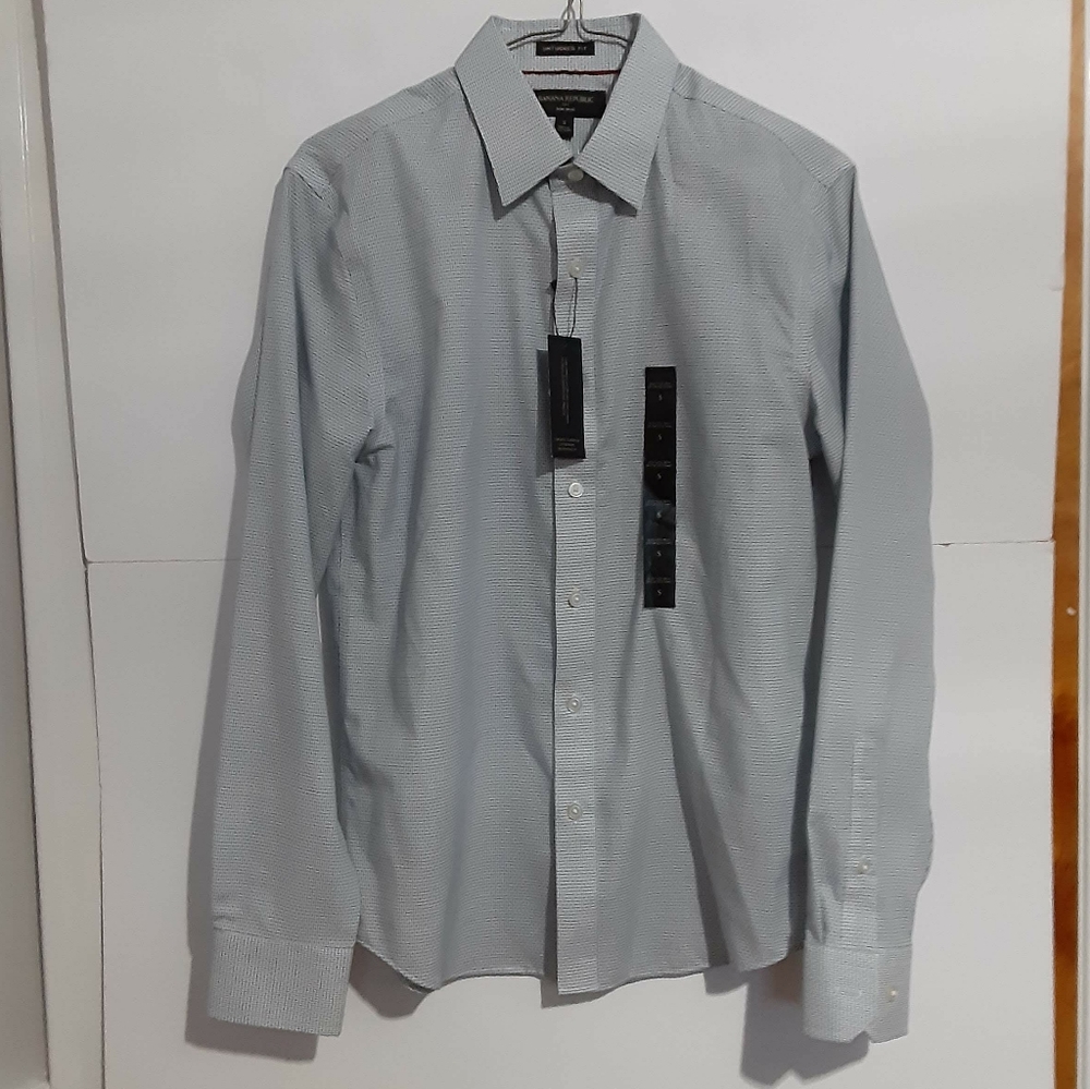 NWT Banana Republic Untucked Fit button down. NWT